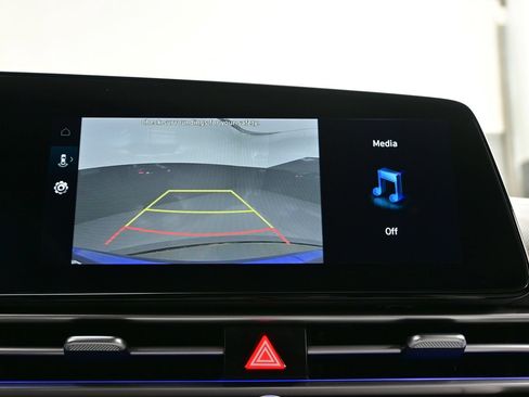 Certified 2025 Hyundai Elantra Limited FWD image 20