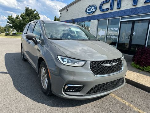 Used 2023 Chrysler Pacifica Touring-L FWD image 2