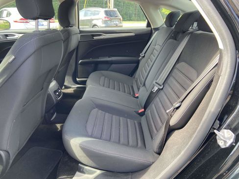 Used 2018 Ford Fusion SE w/ Fusion SE Technology Package FWD image 12