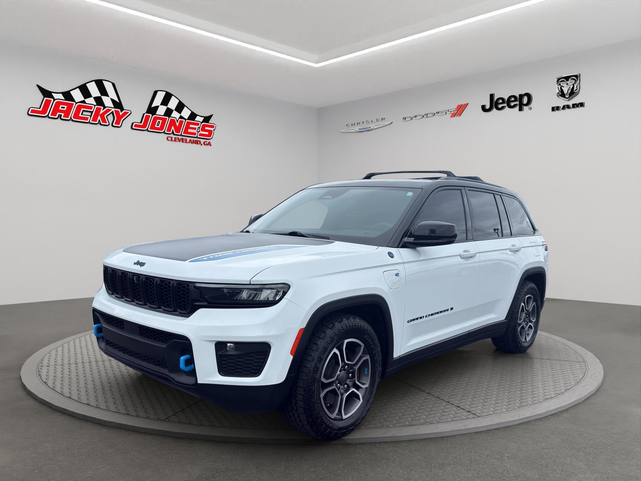 Used 2023 Jeep Grand Cherokee Trailhawk AWD/4WD image 2
