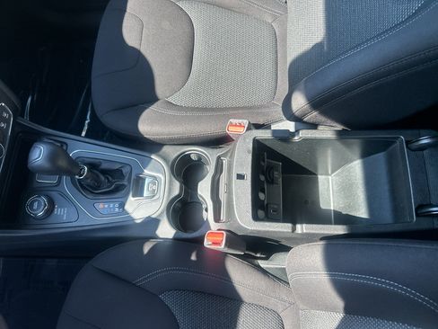 Used 2019 Jeep Cherokee Latitude w/ Popular Appearance Group AWD/4WD image 19