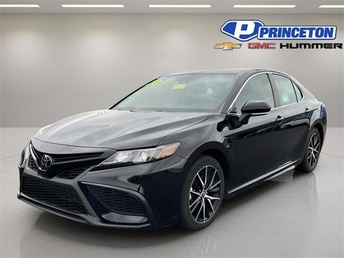 Used 2023 Toyota Camry SE image 3