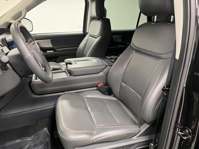 Used 2025 Ford Expedition Active AWD/4WD image 21