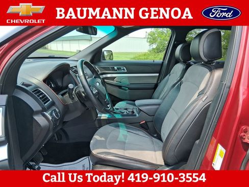 Used 2017 Ford Explorer XLT w/ Equipment Group 202A AWD/4WD image 10