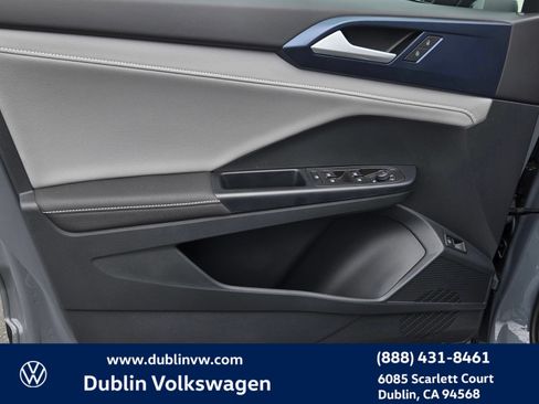 Certified 2024 Volkswagen Taos SE w/ Black Wheel Package FWD image 10