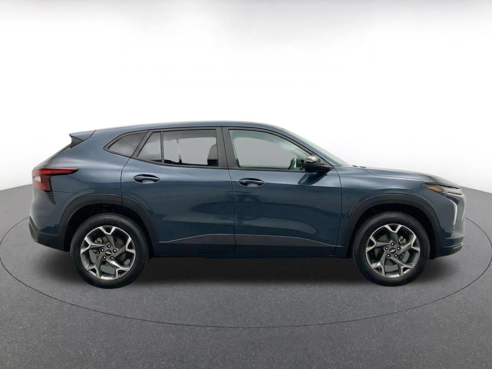 Used 2025 Chevrolet Trax LT FWD image 8