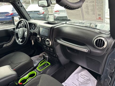 Used 2017 Jeep Wrangler Unlimited Sahara w/ Connectivity Group image 27