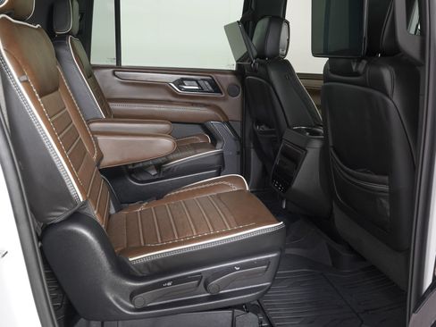 Used 2026 GMC Yukon XL Denali Ultimate w/ LPO, Floor Liner Package AWD/4WD image 9