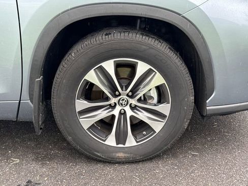 Used 2022 Toyota Highlander XLE AWD/4WD image 11
