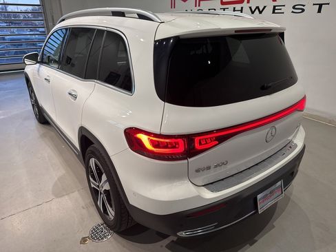 Used 2023 Mercedes-Benz EQB 300 4MATIC w/ Exclusive Package image 11