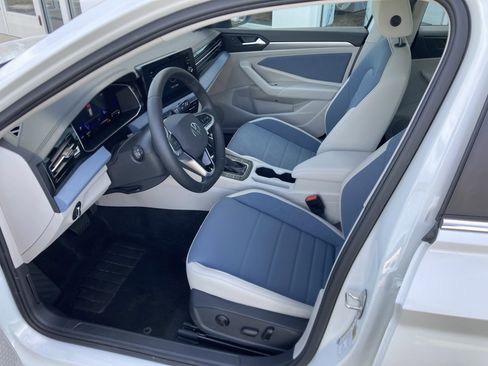 Certified 2025 Volkswagen Jetta SE image 14