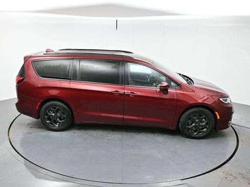 Used 2021 Chrysler Pacifica Limited w/ Uconnect Theater Family Group image 24