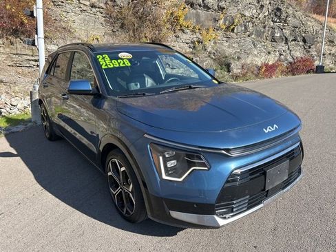 Used 2023 Kia Niro SX Touring image 3