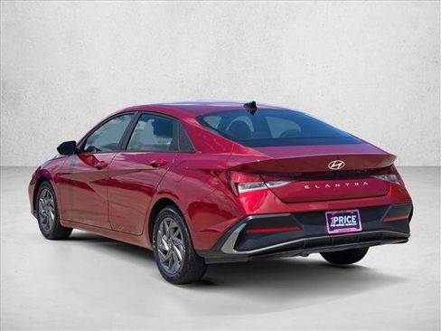 Used 2024 Hyundai Elantra SEL FWD image 5