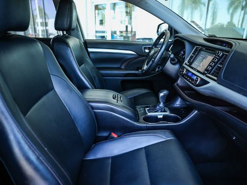 Used 2019 Toyota Highlander XLE image 25