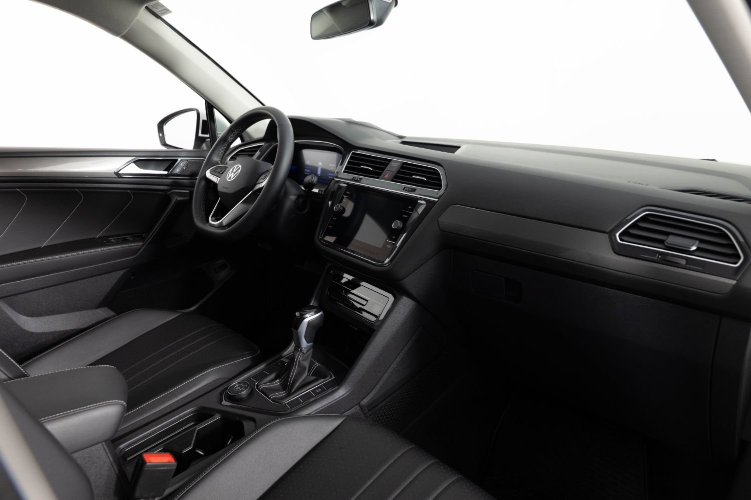Used 2024 Volkswagen Tiguan SE AWD/4WD image 25