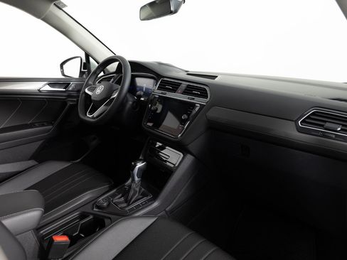 Used 2024 Volkswagen Tiguan SE AWD/4WD image 25