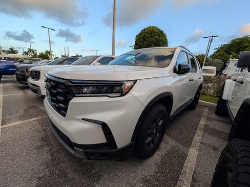 Used 2025 Honda Pilot TrailSport image 3