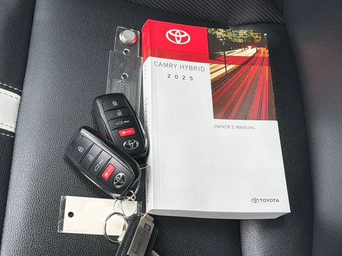 Used 2025 Toyota Camry SE w/ Convenience Package FWD image 4