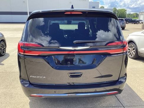 Used 2024 Chrysler Pacifica Touring-L FWD image 10