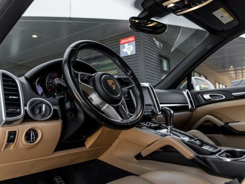Used 2017 Porsche Cayenne S image 4