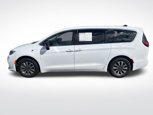 Used 2024 Chrysler Pacifica Select image 2