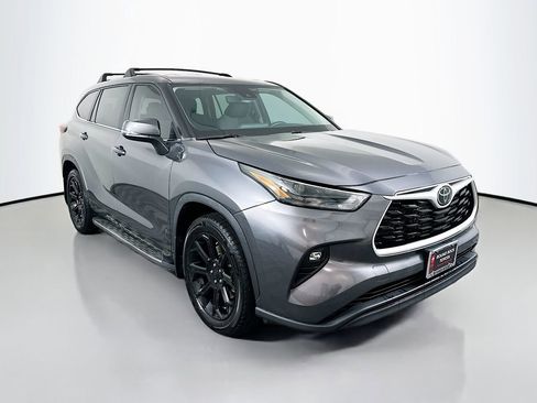 Used 2024 Toyota Highlander LE image 3