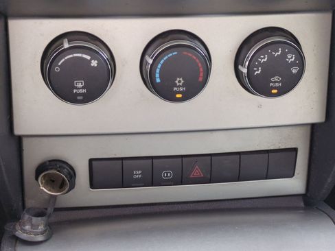 Used 2007 Dodge Nitro SXT image 26