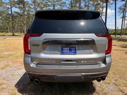 Used 2024 GMC Yukon XL Denali Ultimate AWD/4WD image 4