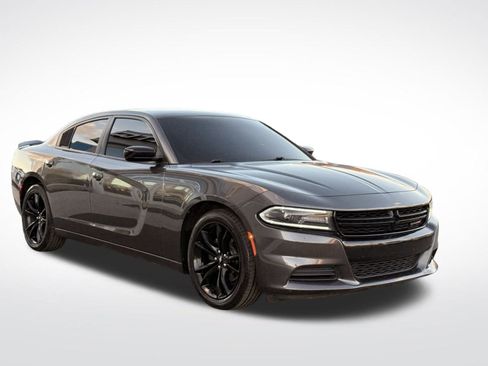 Used 2018 Dodge Charger SXT w/ Blacktop Package image 3