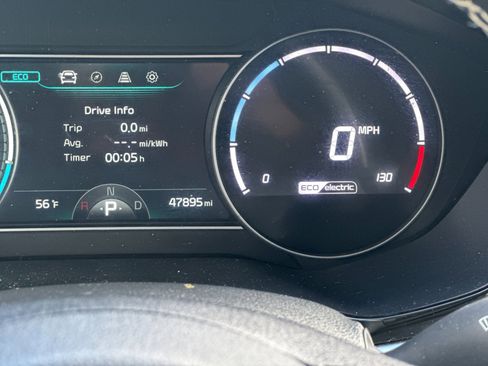 Used 2022 Kia Niro EX image 28