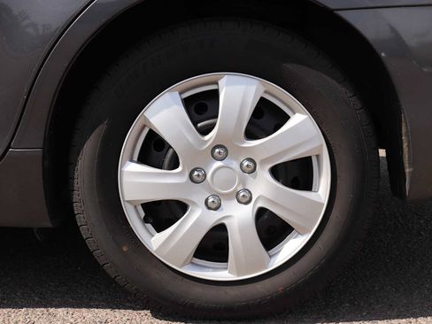 Used 2011 Toyota Camry LE FWD image 9