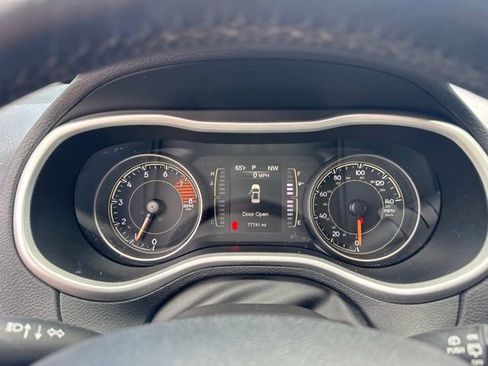 Used 2018 Jeep Cherokee Latitude Plus w/ Cold Weather Group AWD/4WD image 14