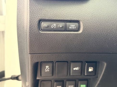 Used 2018 Nissan Rogue SV AWD/4WD image 25