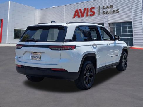 Used 2025 Jeep Grand Cherokee Altitude AWD/4WD image 6