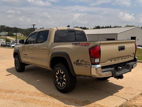 Used 2019 Toyota Tacoma TRD Off-Road AWD/4WD image 7