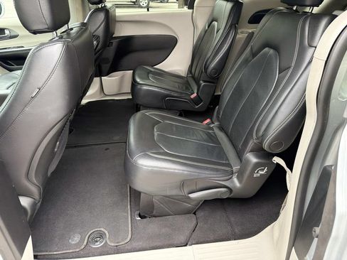 Used 2022 Chrysler Pacifica Touring-L FWD image 15