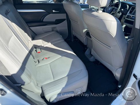 Used 2017 Toyota Highlander XLE FWD image 29