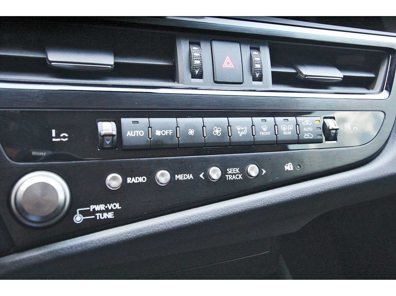 Used 2025 Lexus ES 350 w/ Accessory Package (Z1) FWD image 22