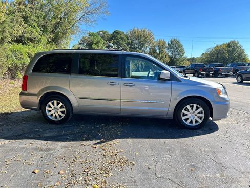 Used 2016 Chrysler Town & Country Touring image 6