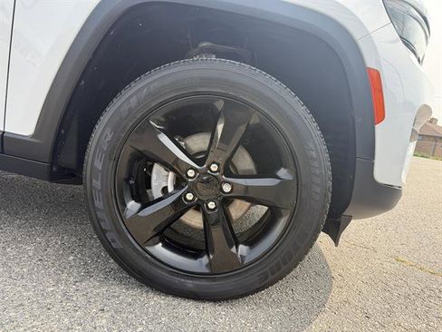 Used 2023 Jeep Grand Cherokee Altitude image 12