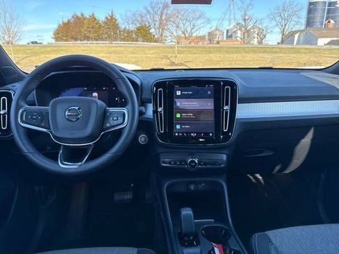 Used 2023 Volvo XC40 B5 Core image 12