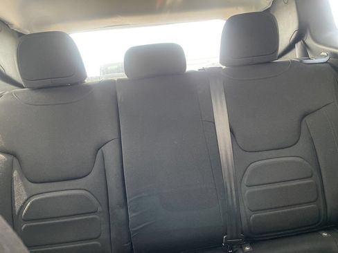Used 2019 Jeep Renegade Latitude AWD/4WD image 20