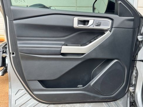 Used 2021 Ford Explorer Limited w/ Equipment Group 301A AWD/4WD image 17
