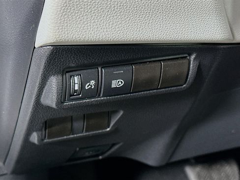 Used 2025 Toyota Corolla Cross LE FWD image 17