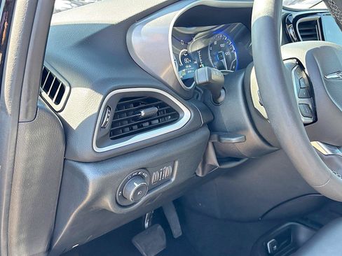Used 2025 Chrysler Pacifica Select FWD image 10