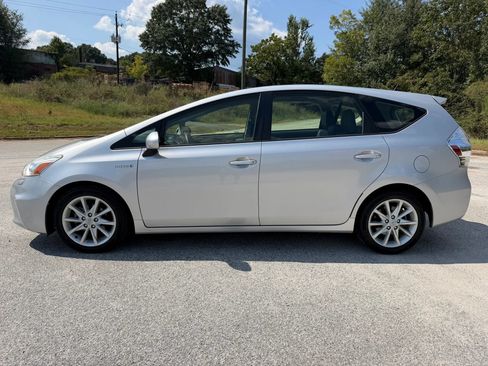 Used 2013 Toyota Prius V Five FWD image 2