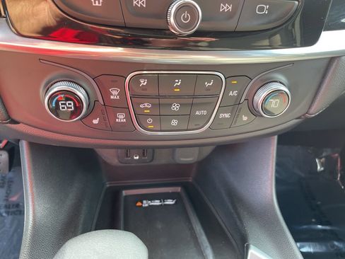 Used 2022 Chevrolet Traverse LT image 18