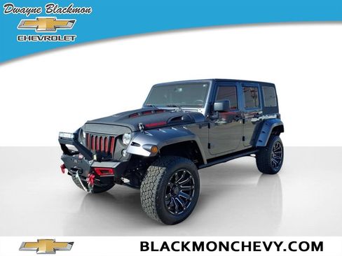 Used 2017 Jeep Wrangler Unlimited Rubicon w/ Connectivity Group AWD/4WD image 7