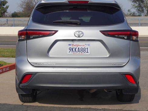 Used 2024 Toyota Highlander LE image 6